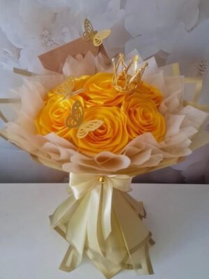 Ramo de rosas amarillas con corona y mariposas doradas