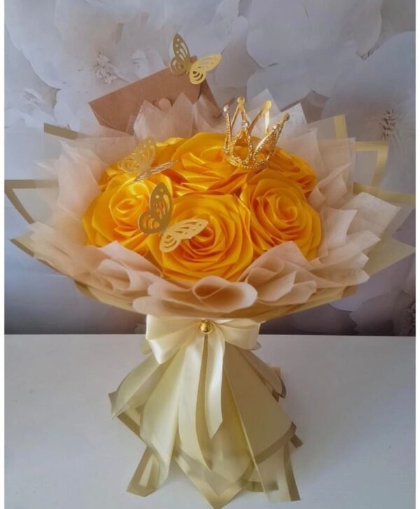 Ramo de rosas amarillas con corona y mariposas doradas