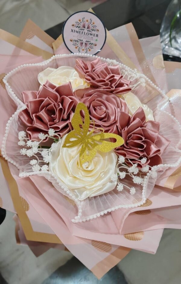 Ramo elegante de rosas satinadas