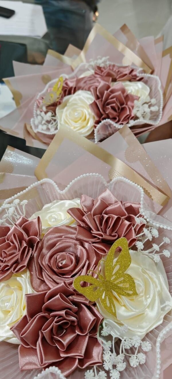 Ramo elegante de rosas satinadas