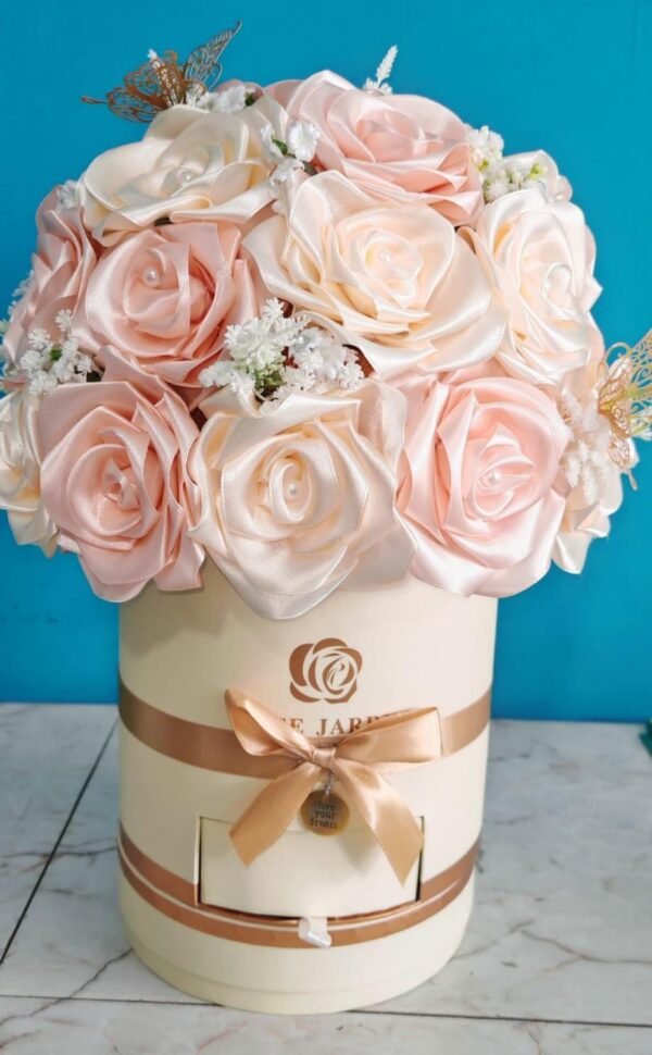 Caja floral elegante con rosas