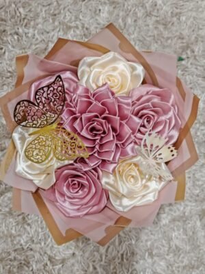 Ramo elegante de rosas satinadas