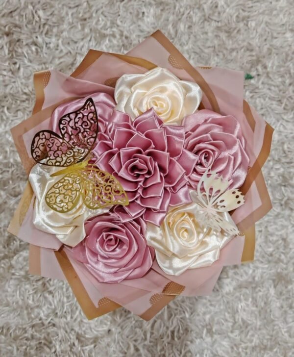 Ramo elegante de rosas satinadas