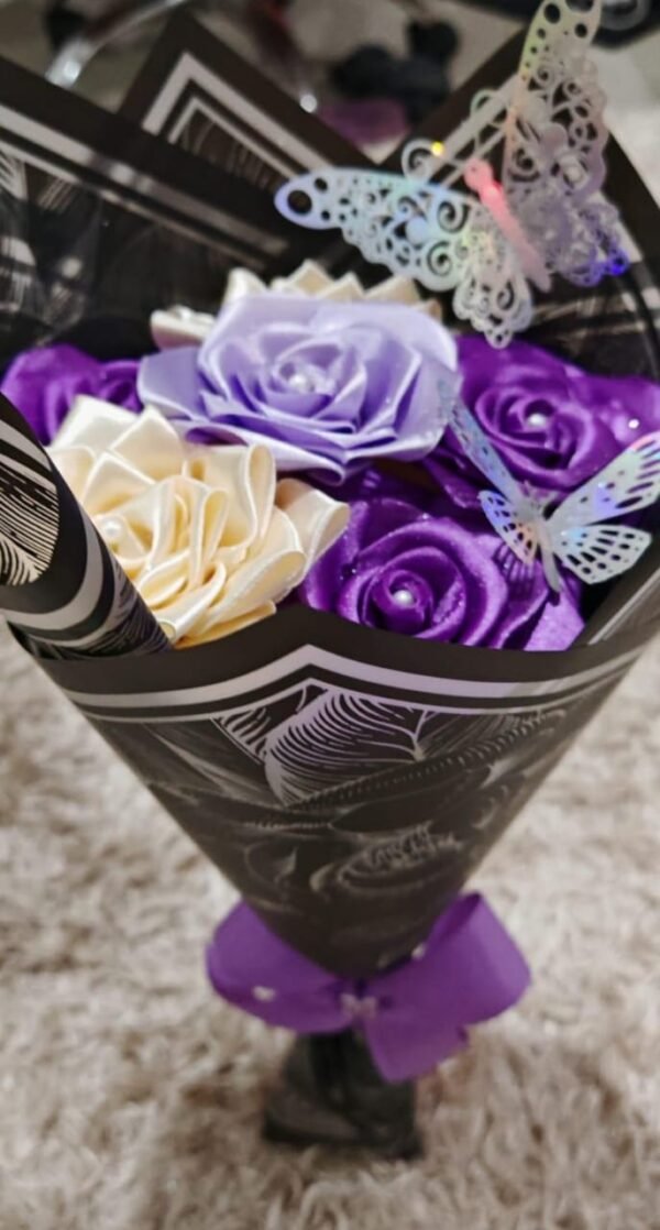 Ramo de rosas morado y marfil