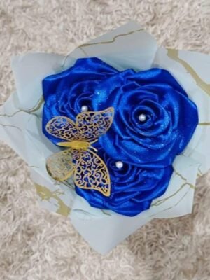 Ramo de flores con mariposa