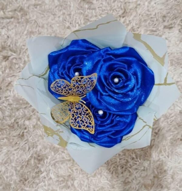 31-Ramo-flor-roja-azul-mariposa-arriba Ramo de flores con mariposa